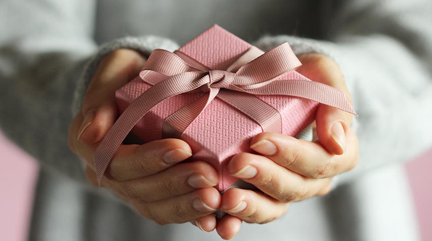 Wie kommt es, dass wir uns zu Weihnachten etwas schenken? © Shutterstock, White bear studio