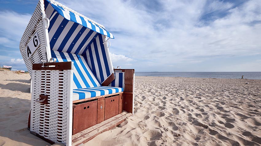 Die typischen Strandkörbe sind ein perfekter Ort, um den Tag ausklingen zu lassen. © Shutterstock, Stefan Dinse