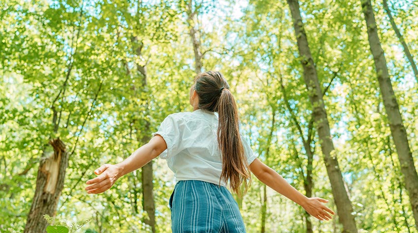 Egal ob im Wald oder in der Stadt, Spazieren hat eine positive Auswirkung auf die Gesundheit. © Shutterstock, Maridav