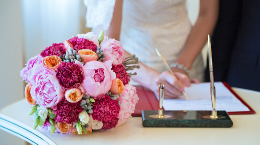 Für jeden Pflicht: Ohne die bezeugte Unterschrift ist keine Hochzeit wirklich gültig. © Shutterstock, Natalia Tretiakova