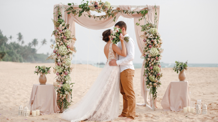 Eine Hochzeit am Strand ist wunderschön - solange das Wetter mitspielt. © Shutterstock, PhotoSunnyDays