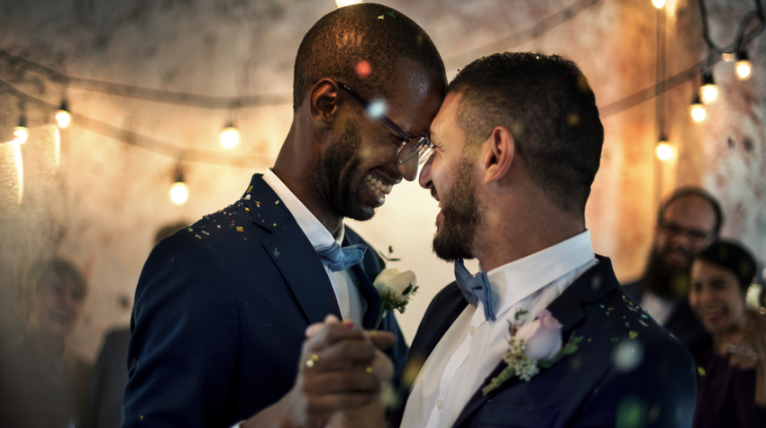 Für gleichgeschlechtliche Paare ist kirchliches Heiraten schwierig. Also ab zum Standesamt! © Shutterstock, Rawpixel.com