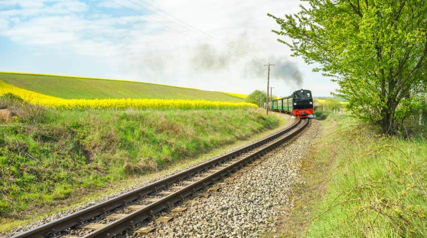 Durch die Abgelegenheit Rügens wurde die Insel erst spät mit Bahnstrecken ausgestattet. © Shutterstock, ThomBal