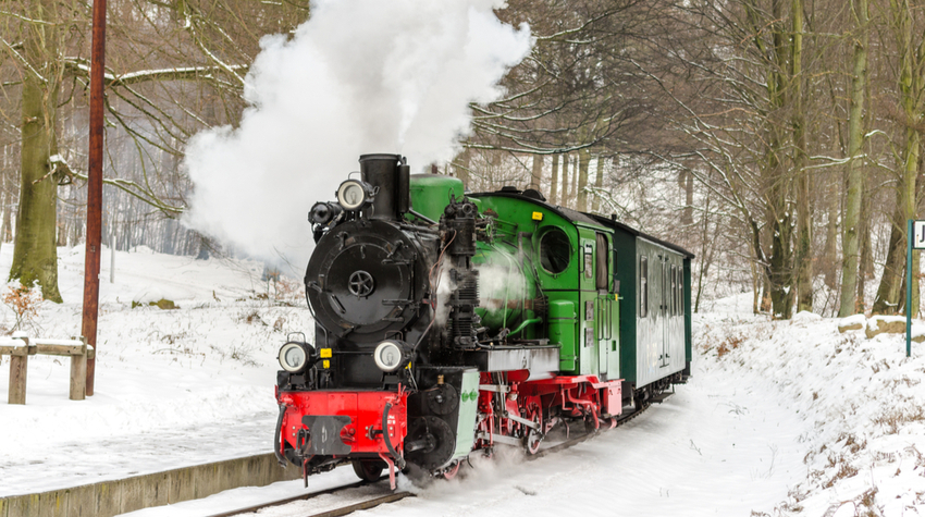 Auch im Winter fährt der Rasende Roland und bietet einen wirklich einmaligen Anblick. © Shutterstock, ischte