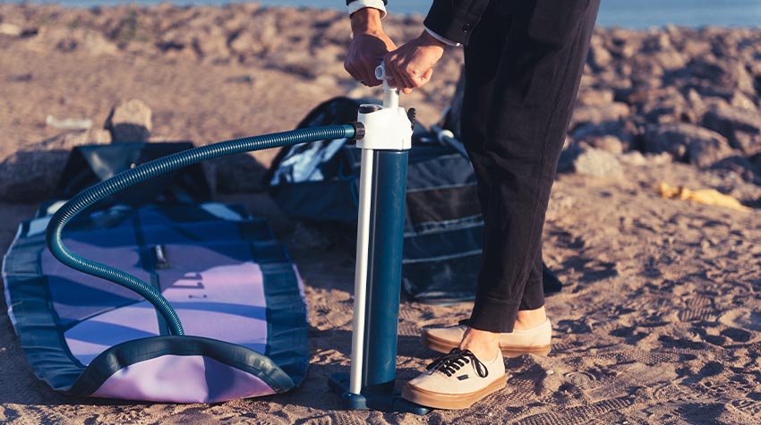 Ein aufblasbares SUP-Board könnt ihr ganz einfach mit auf euren Rügen-Urlaub nehmen. © Shutterstock, Iuliia Ilina