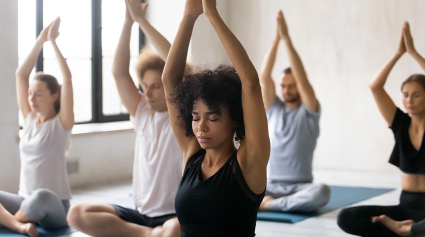 Yoga kann sowohl bei körperlichen als auch bei psychischen Beschwerden helfen. © Shutterstock, fizkes