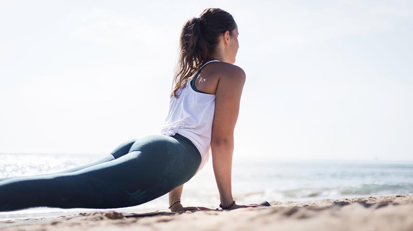 Yoga am Strand zu praktizieren, ist besonders erholsam und schön. © Shutterstock, Martina Pellecchia