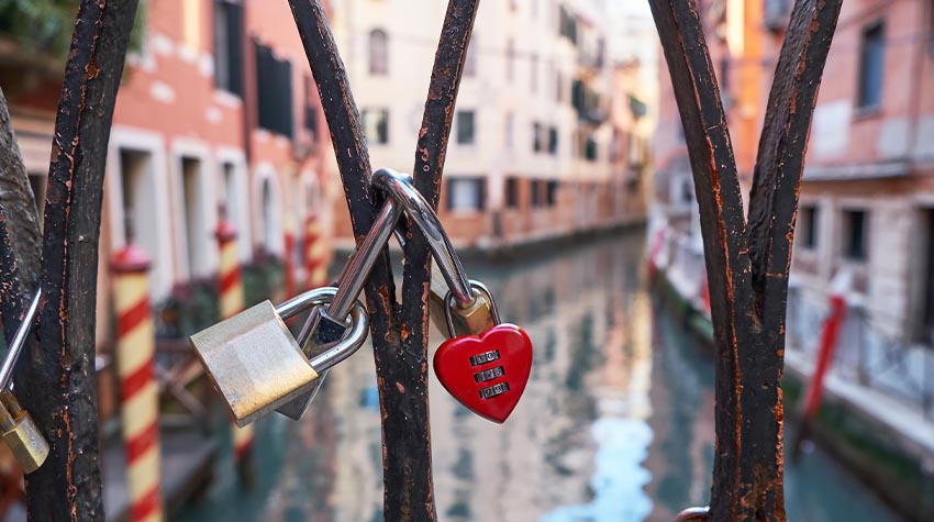 Einige Paare verewigen ihre Liebe mit einem Schloss an Brücken. © Shutterstock, lermont51