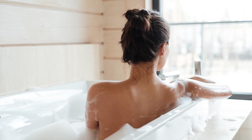 Heilkreide kann vielfältig angewendet werden. Ihr könnt sie zum Beispiel mit ins Badewasser mischen. © Shutterstock, Dean Drobot