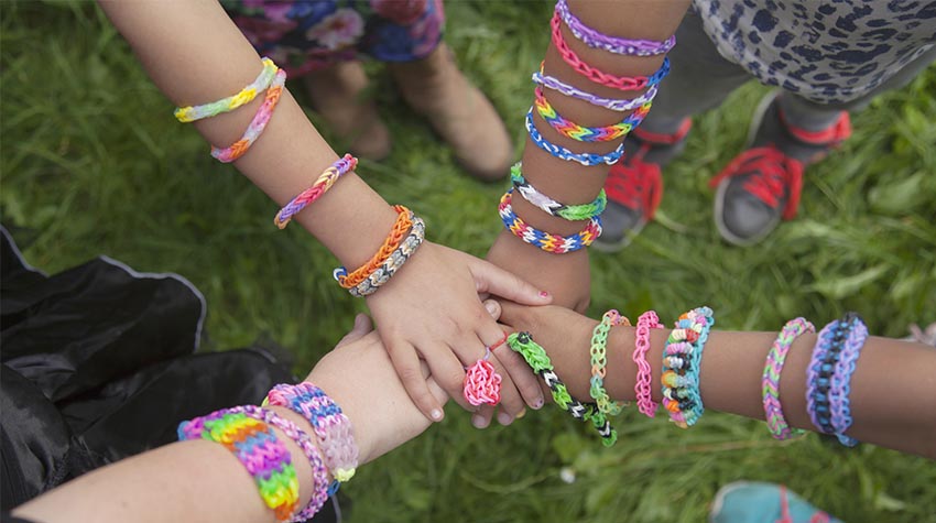 Es gibt viele Möglichkeiten für Ihre Kinder, wie zum Beispiel das Basteln von Loombands, eine Mottoparty und Kinobesuche. © Shutterstock, elroyspelbos