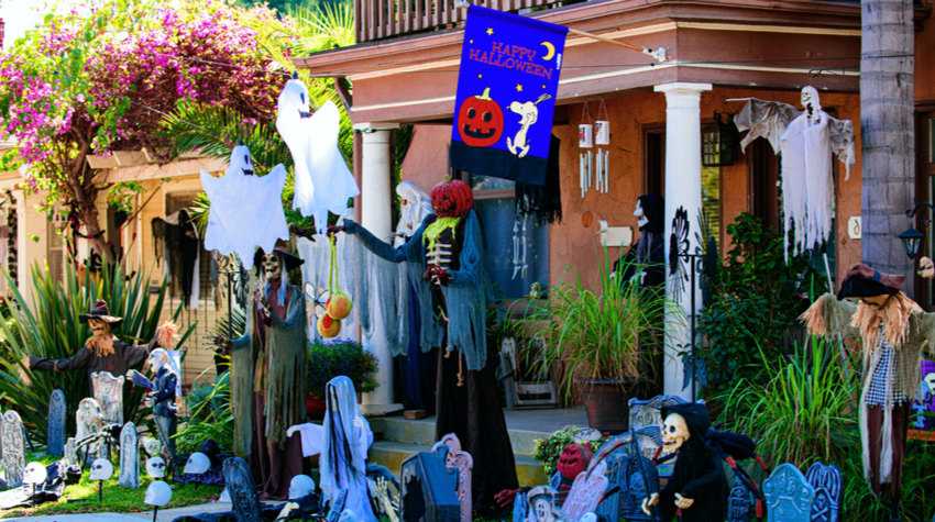 Halloween-Deko fällt in den USA gerne extravagant aus. © Adobe Stock, Tverdokhlib