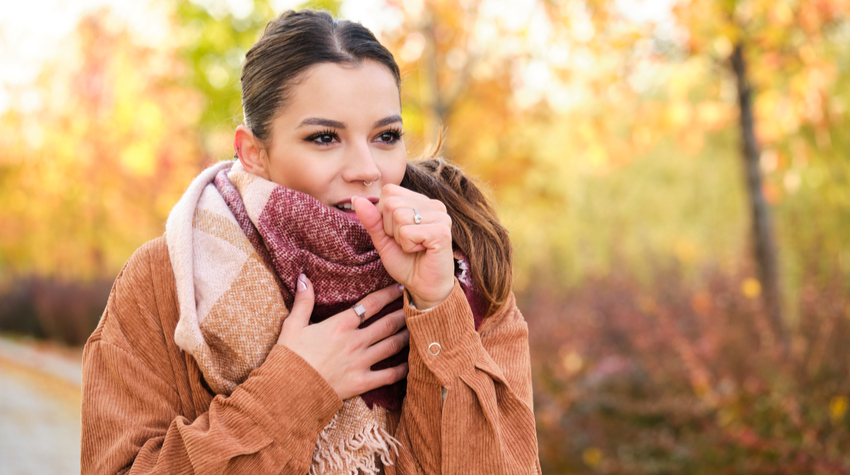 Das erste Anzeichen einer Erkältung ist oft ein kratzen im Hals. © Adobe Stock, Ladanifer