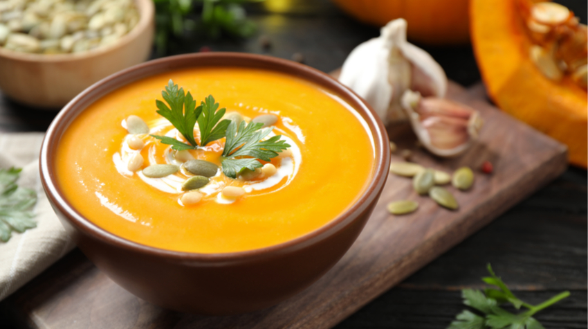 Kürbissuppe sorgt nicht nur für Herbststimmung, sondern versorgt euch auch mit Vitamin A. © Adobe Stock, New Africa