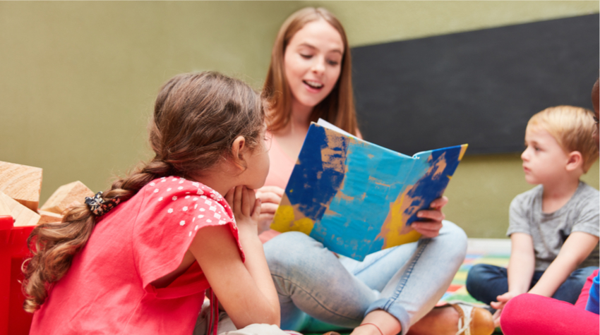Vorlesen weckt Neugier bei Kinder, fördert den Austausch und stärkt den Zusammenhalt. © Adobe Stock, Robert Kneschke