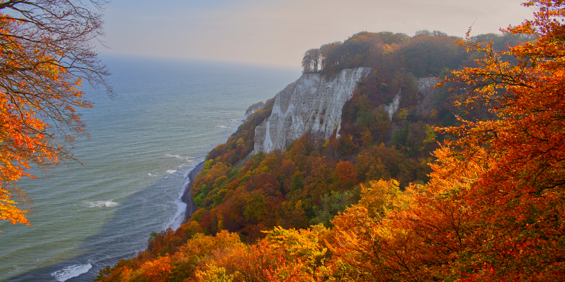 In der goldenen Herbstsonne leuchten die Kreidefelsen bunt. © Shutterstock, Piet Lischack