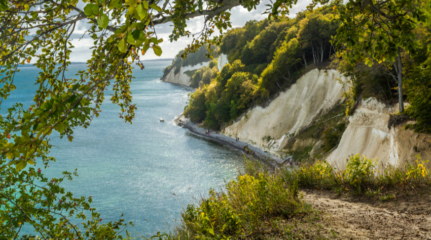 Im Nationalparks Jasmund habt ihr mehrere Möglichkeiten einen fantastischen Ausblick auf die Kreidefelsen zu bekommen. © Shutterstock, konradkerker