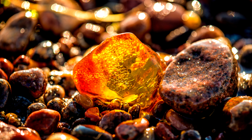 Phosphor und Bernstein sind zunächst nur schwer voneinander zu unterscheiden. © Shutterstock, hjochen