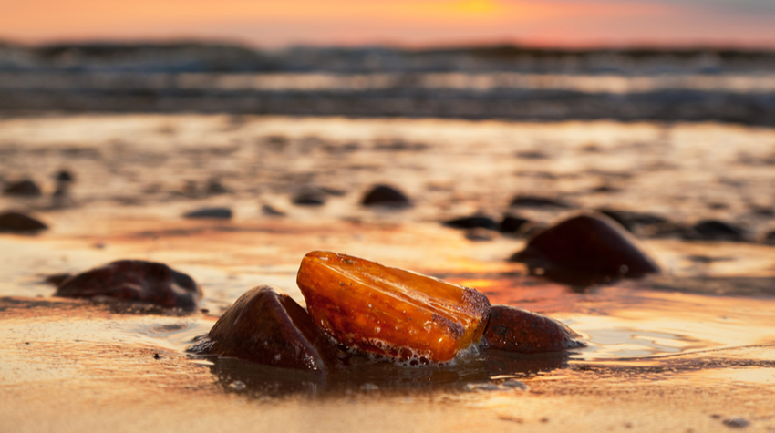 Ein Bernstein kann eine Vielzahl von positiven Wirkungen auf den Körper und Geist haben. © Shutterstock, PHOTOCREO Michal Bednarek