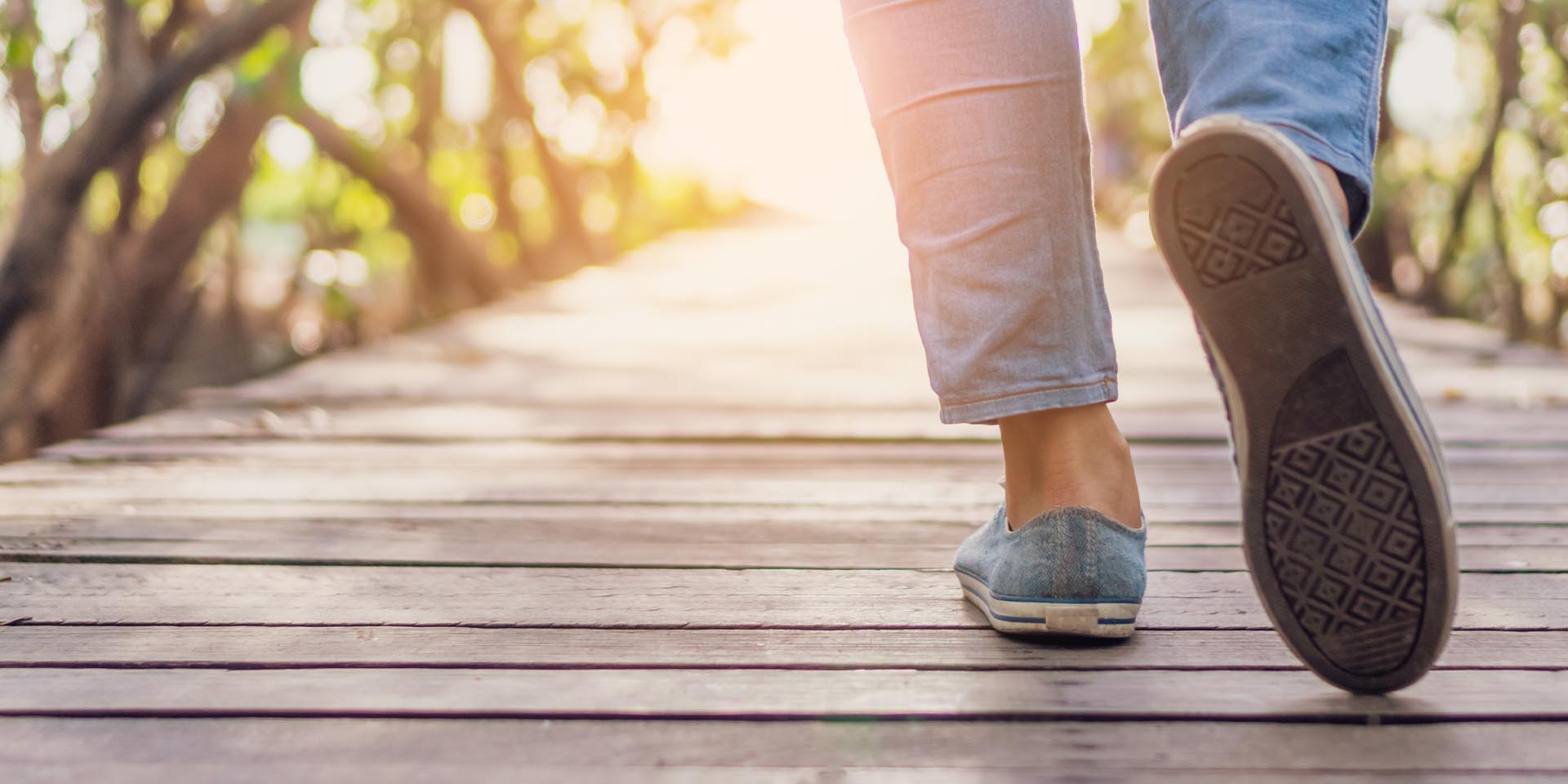 Spazieren tut dem Körper und dem Geist gut. © Shutterstock, antstang