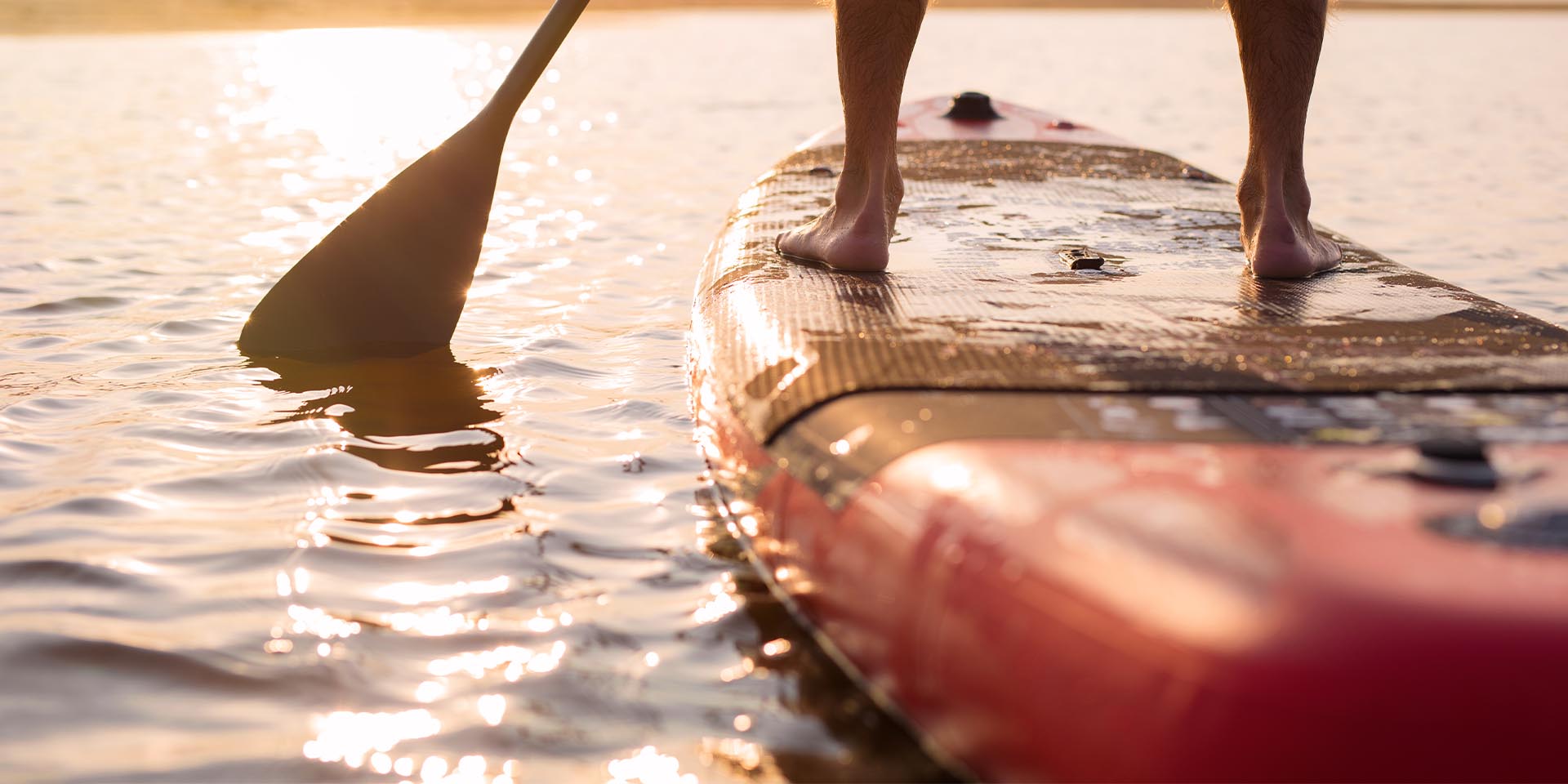 Mit dem SUP-Board könnt ihr die schönsten Orte auf Rügen entdecken. © Shutterstock, Kaspars Grinvalds