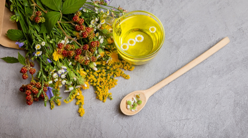 In einer Rasayana-Kur werden verschiedene Heilkräuter und Öle verwendet. Shutterstock, Serlena Bessonova