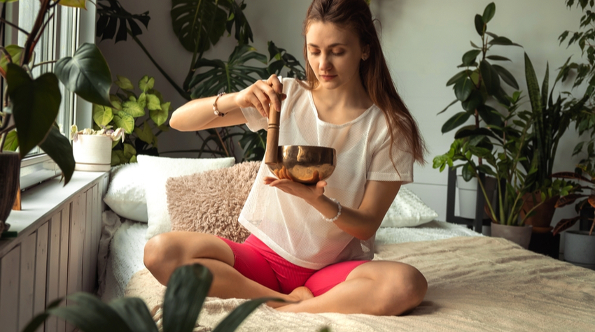 Auch Klänge, Musik oder Sprüche können bei einer Meditation zum Einsatz kommen. © Shutterstock Tatiana Buzmakova