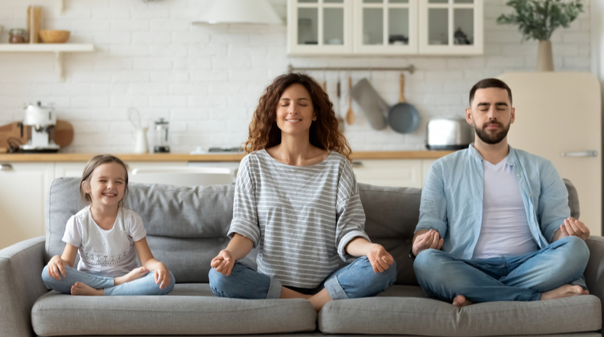 Meditieren ist etwas für die ganze Familie. Auch für Kinder gibt es zahlreiche Meditationstechniken. © Shutterstock, fizkes