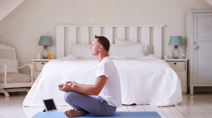 Eine geführte Meditation ist gerade für Anfänger geeignet, die eine kurze Anleitung benötigen. © Shutterstock, Monkey Business Images