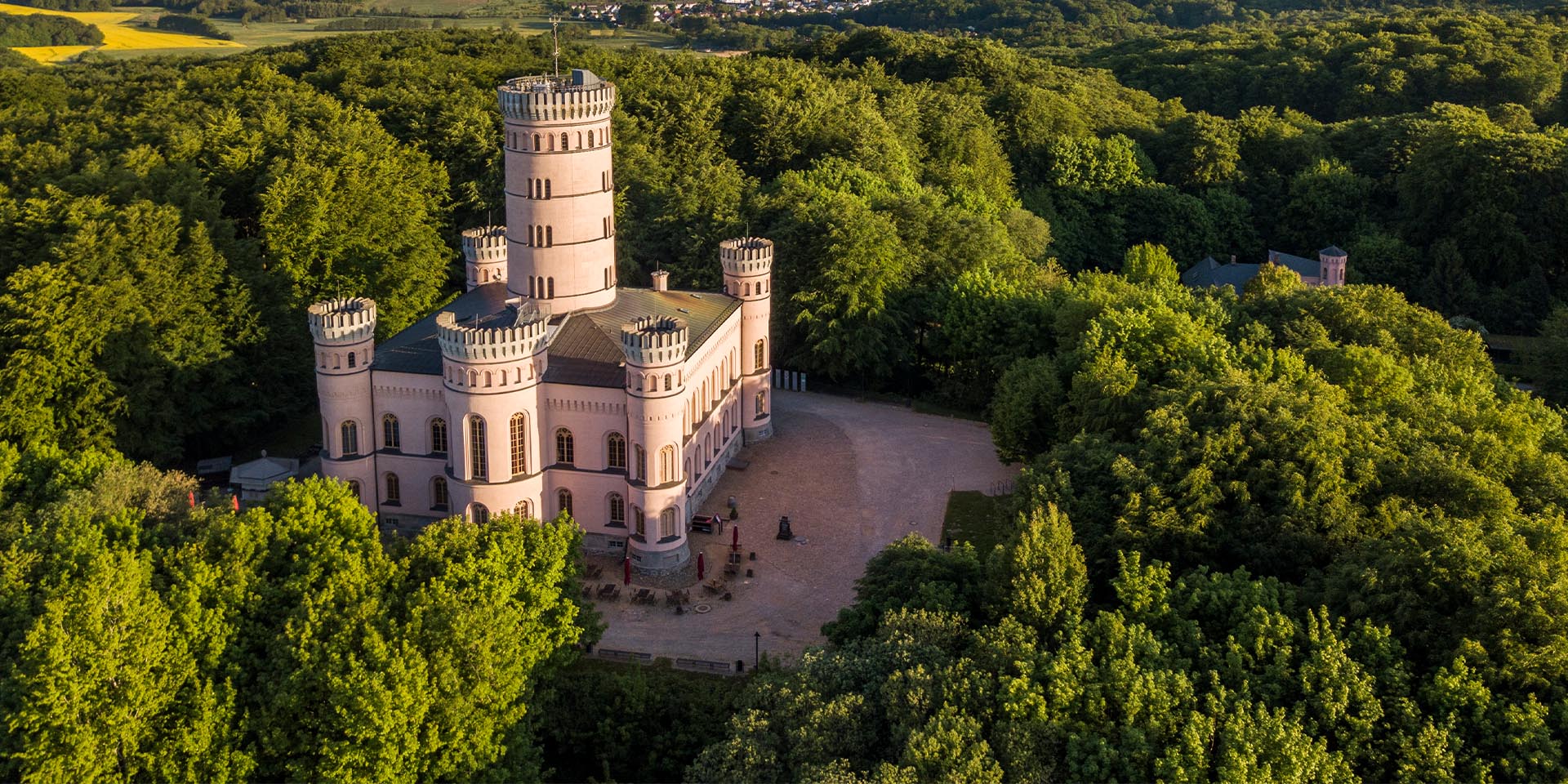 Einen Besuch des Jagdschloss Granitz solltet ihr euch auf keinen Fall entgehen lassen. © Shutterstock, IURII BURIAK