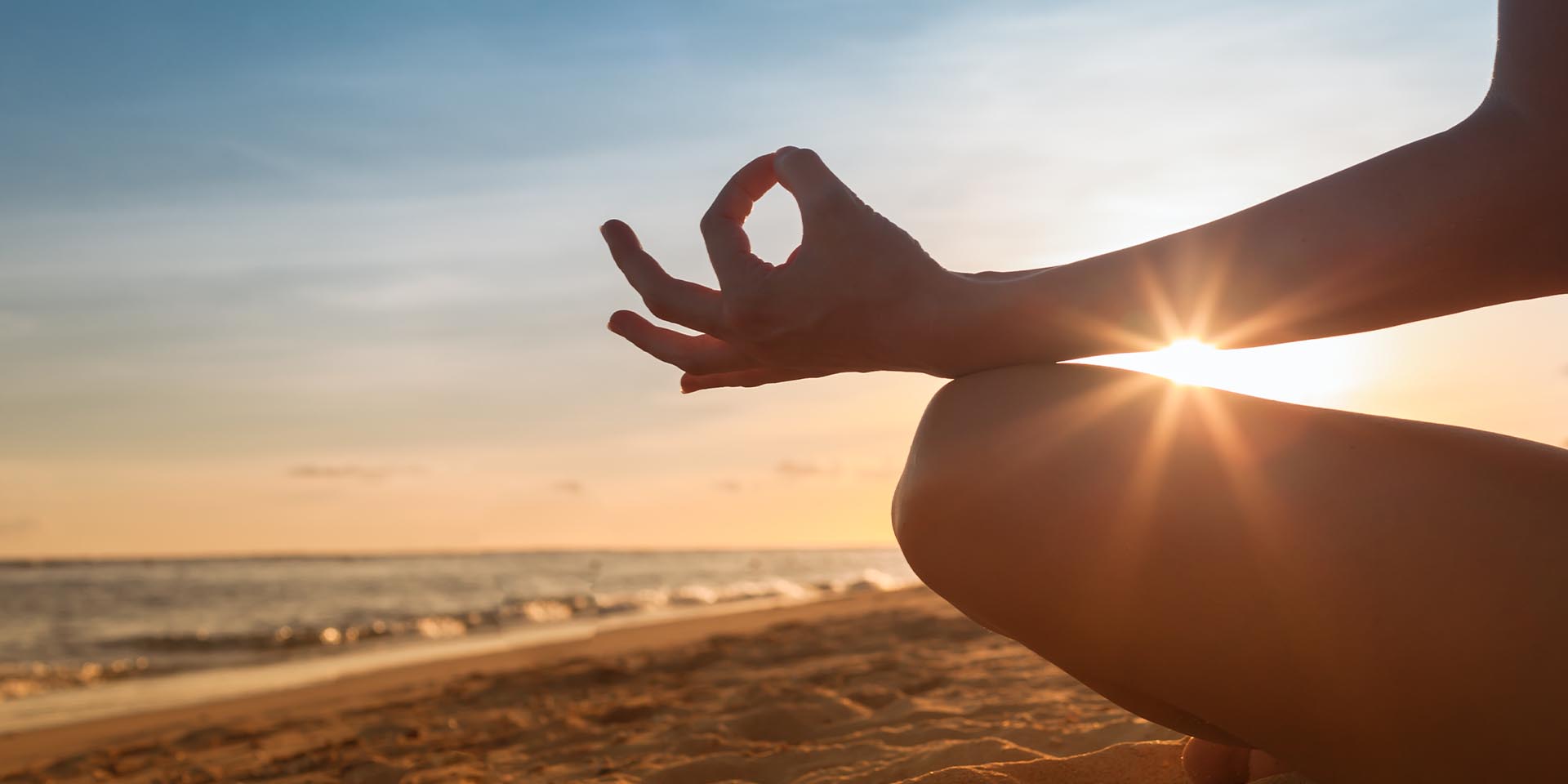 Auf Rügen könnt ihr euren Ostseeurlaub ganz leicht mit Yoga-Sessions am Strand verbinden. © Shutterstock, KieferPix