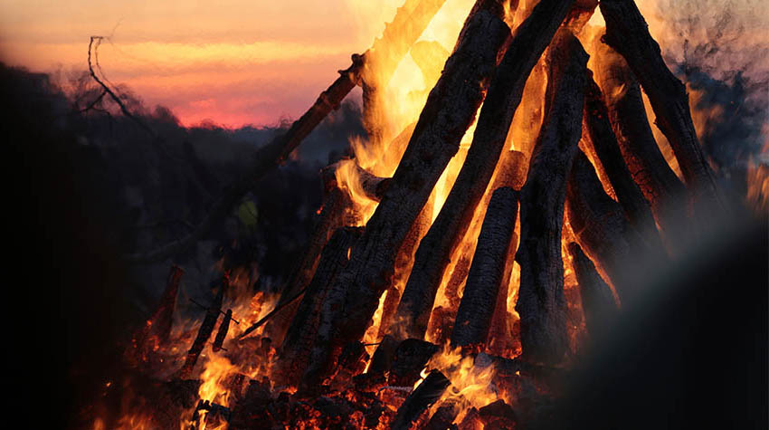 Osterfeuer heizen die Osterstimmung erst richtig an. © Adobe Stock, klaus