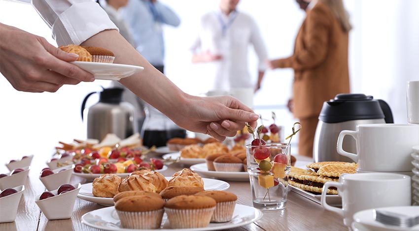 Die Mitarbeiter bedienen sich am Buffet, während sie auf einer Incentive Reise auf Rügen sind. © Adobe Stock, New Africa