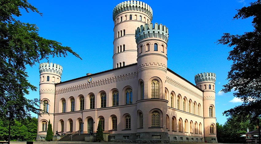 Die Sehenswürdigkeit: Jagdschloss Granitz auf Rügen © Adobe Stock, pwmotion