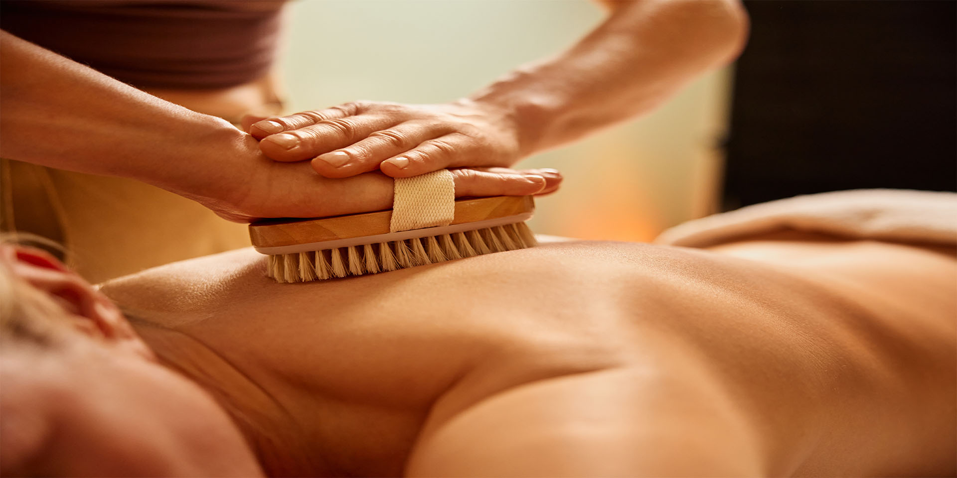 Trockenbürstenmassage verwöhnt die Haut. © Adobe Stock, baranq
