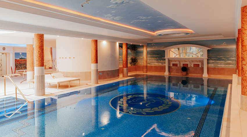 Wellness und Spa Bereich des Rugard Thermal Strandhotels mit Pool und edlem Ambiente. © Rugard Thermal Strandhotel