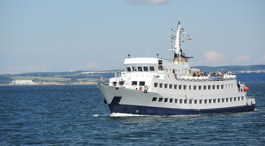 Weißes Schiff auf dem Wasser © Adobe Stock, Hadoka68163